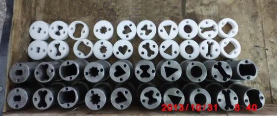 Конструированная таможней машина обслуживания любимца прессовала собака жуя пищевую промышленность