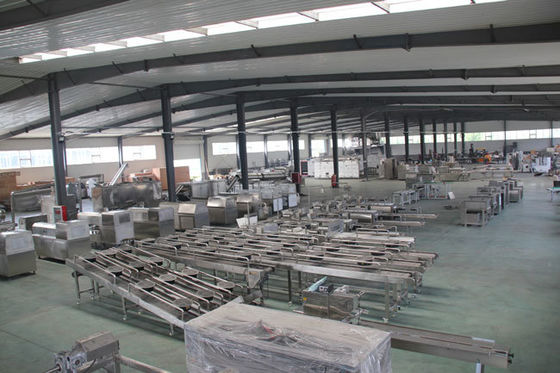 Собака цыпленка отрывистая обрабатывает обслуживания производственной линии корма для домашних животных закусок собаки отрывистые формируя машину