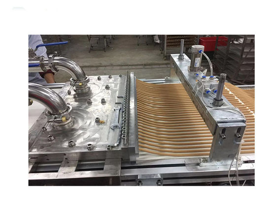 Собачья еда, закуски мяса Trainning собаки делая машину